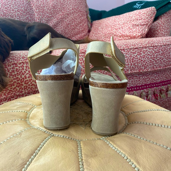 NWT Nature Breeze Wedge in Gold Sz 10 - Picture 6 of 6